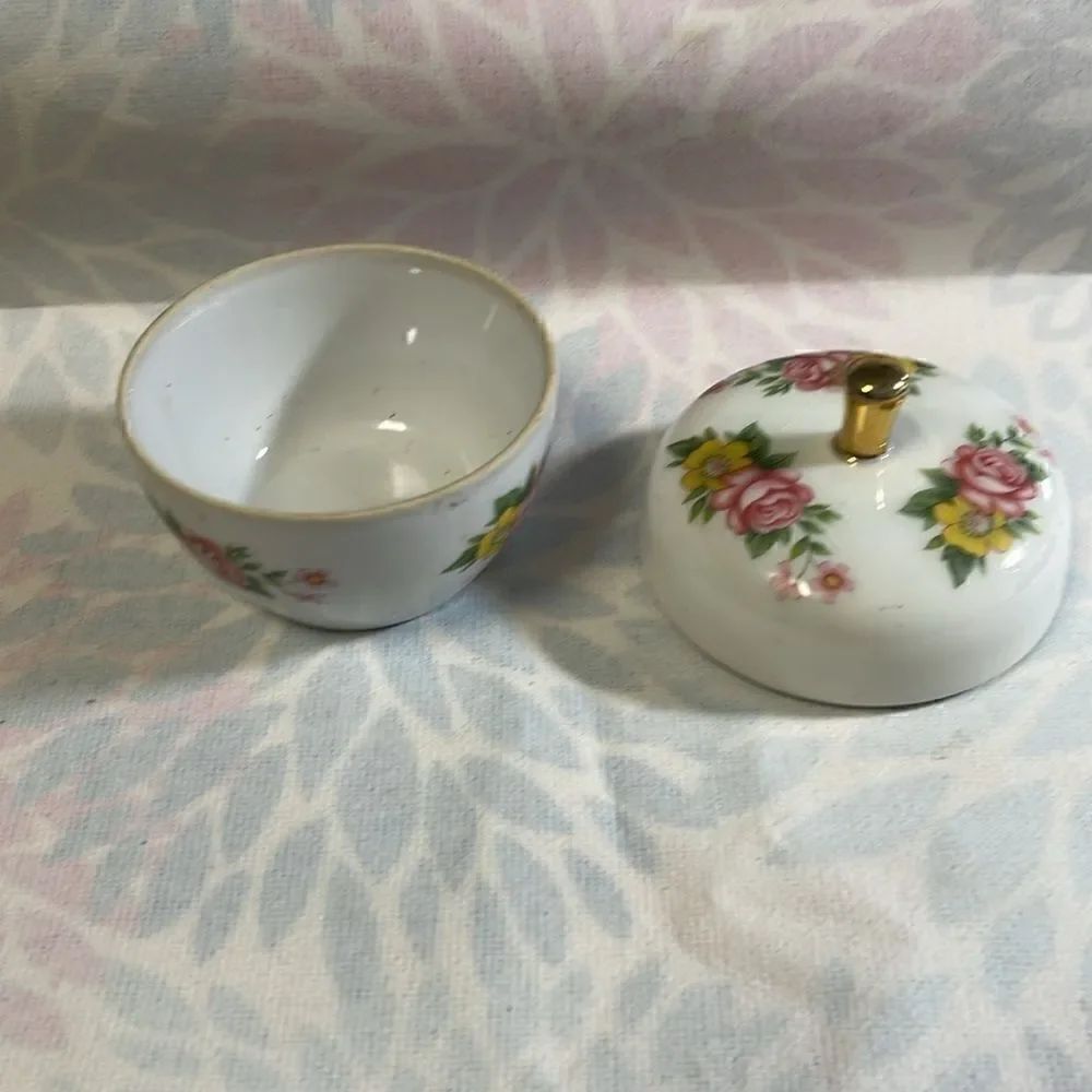 Vintage Beautiful Round Trinket Container - Picture 3 of 7
